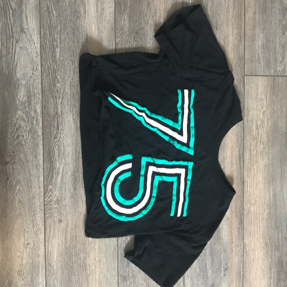 Black cropped graphic tee